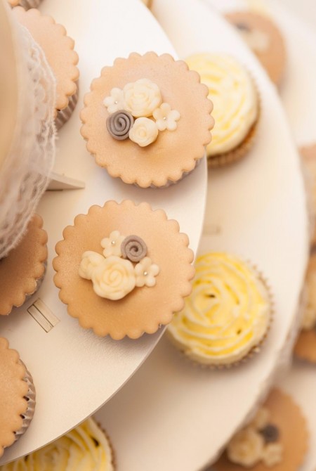 Apró virágos homokszínű cupcake - 12BOX