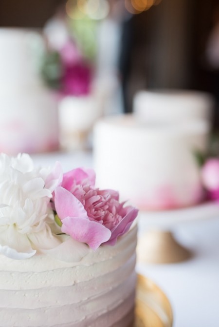 Esküvői torta - bazsarózsás - pink - fehér