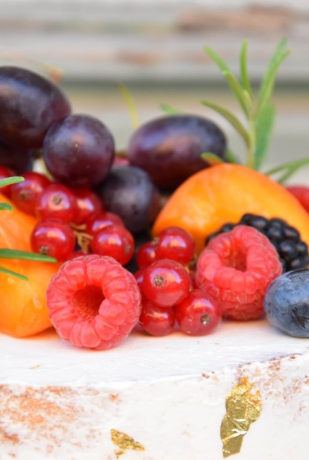 N.C. gyümölcsökkel és aranyfüstel