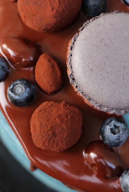 Kék torta csokicsurgatással - fehércsokiborítással