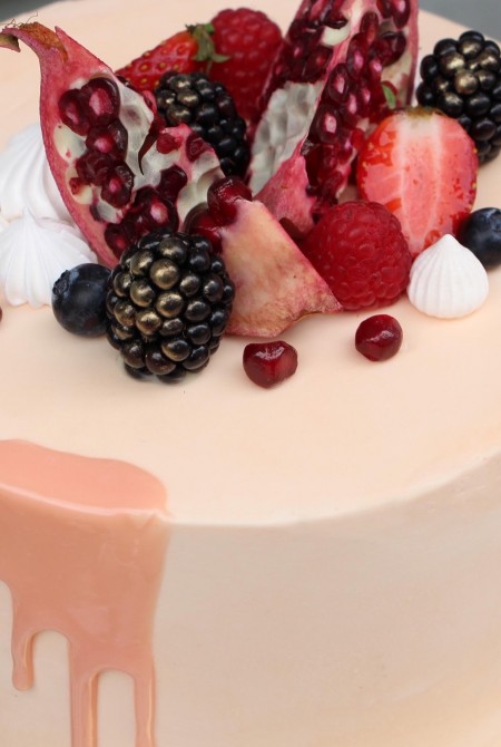 Barack színű torta - gyümölcsökkel - fehércsokiborítással