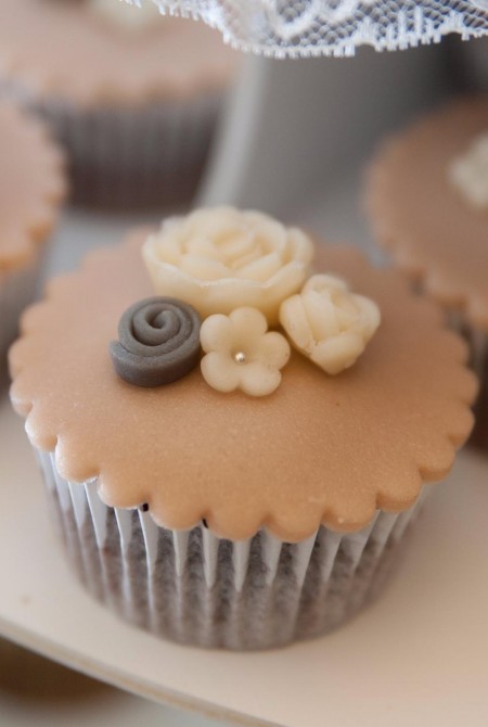 Apró virágos homokszínű cupcake - 12BOX