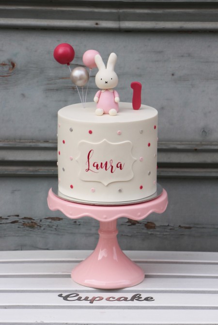 Miffy torta - pöttyös