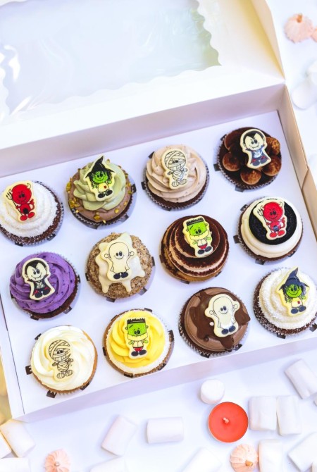 1.  12-BOX Halloween cupcake válogatás csokidísszel - 21.880Ft